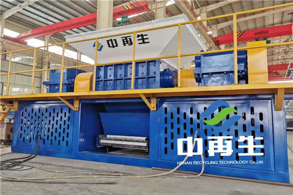 披風斬棘雙軸撕碎回收設備全程為客戶保駕護航